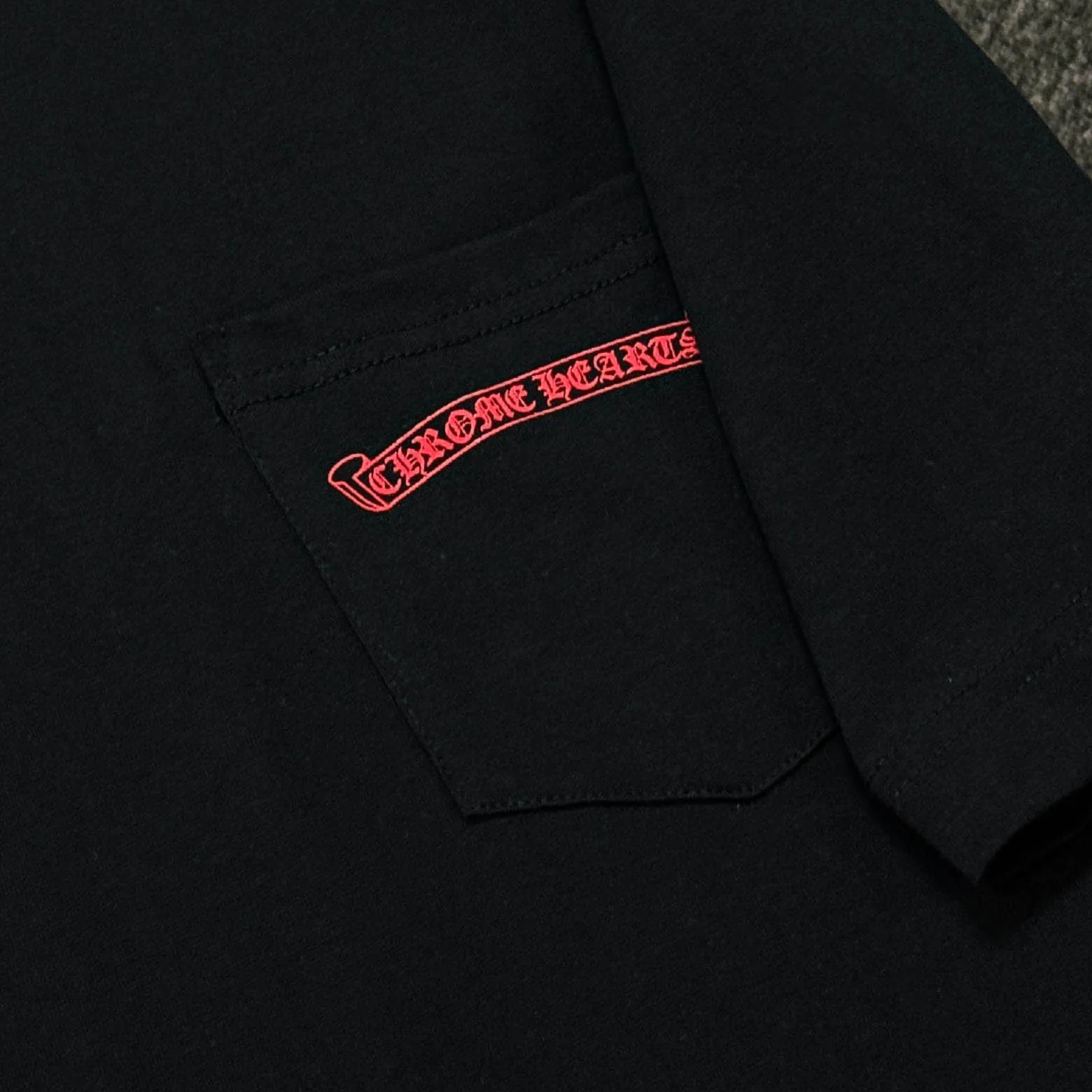 P170 Chrome Hearts Chrome Hearts 25 high version. The fabric is made of 300 grams of high-density pure cotton. It does not deform or shrink. It has three labels. It is the same style for men and women. Technology: suede foam printing. Color: white, black. SIZE: S-XL.